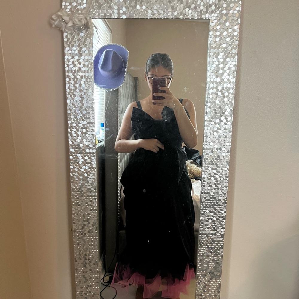 MAC DUGAL dress that has only been worn once
